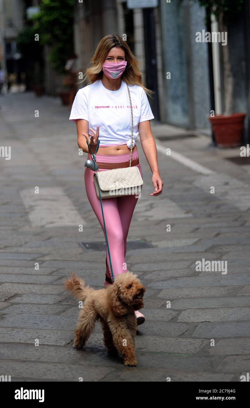 Mailand, Elena Barolo mit ihrem Spielzeughund Elena Barolo macht einen Morgenspaziergang mit ihrem Hund, einem Spielzeug namens "WISKY", durch die Straßen des Vierecks. Stockfoto