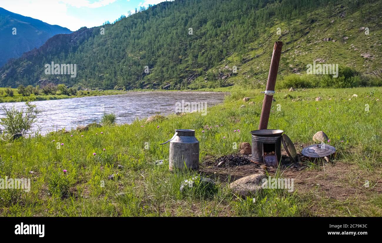 Ein traditioneller mongolischer Lagerkocher und Kamin, neben dem Delger Moron River Stockfoto