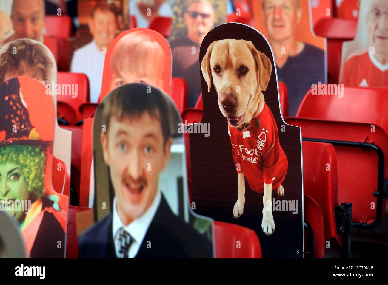 Eine allgemeine Ansicht von Pappe Schnitt Nottingham Forest Fans während des Sky Bet Championship Spiel auf dem City Ground, Nottingham. Stockfoto