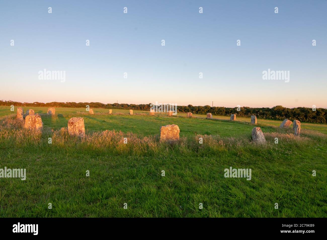 Fröhlicher Steinkreis Der Mädchen Stockfoto