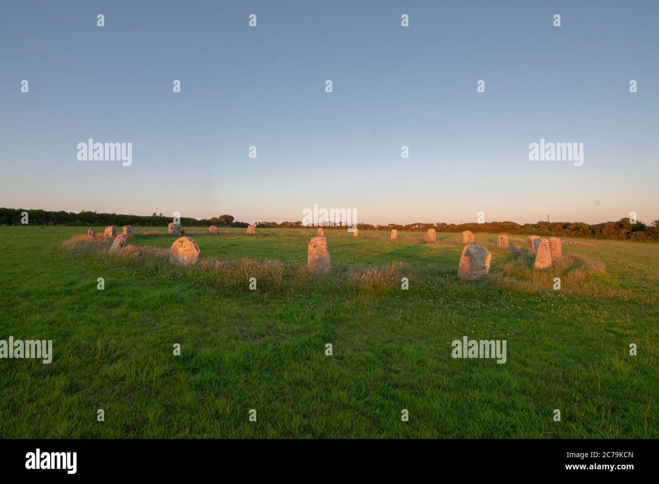 Fröhlicher Steinkreis Der Mädchen Stockfoto