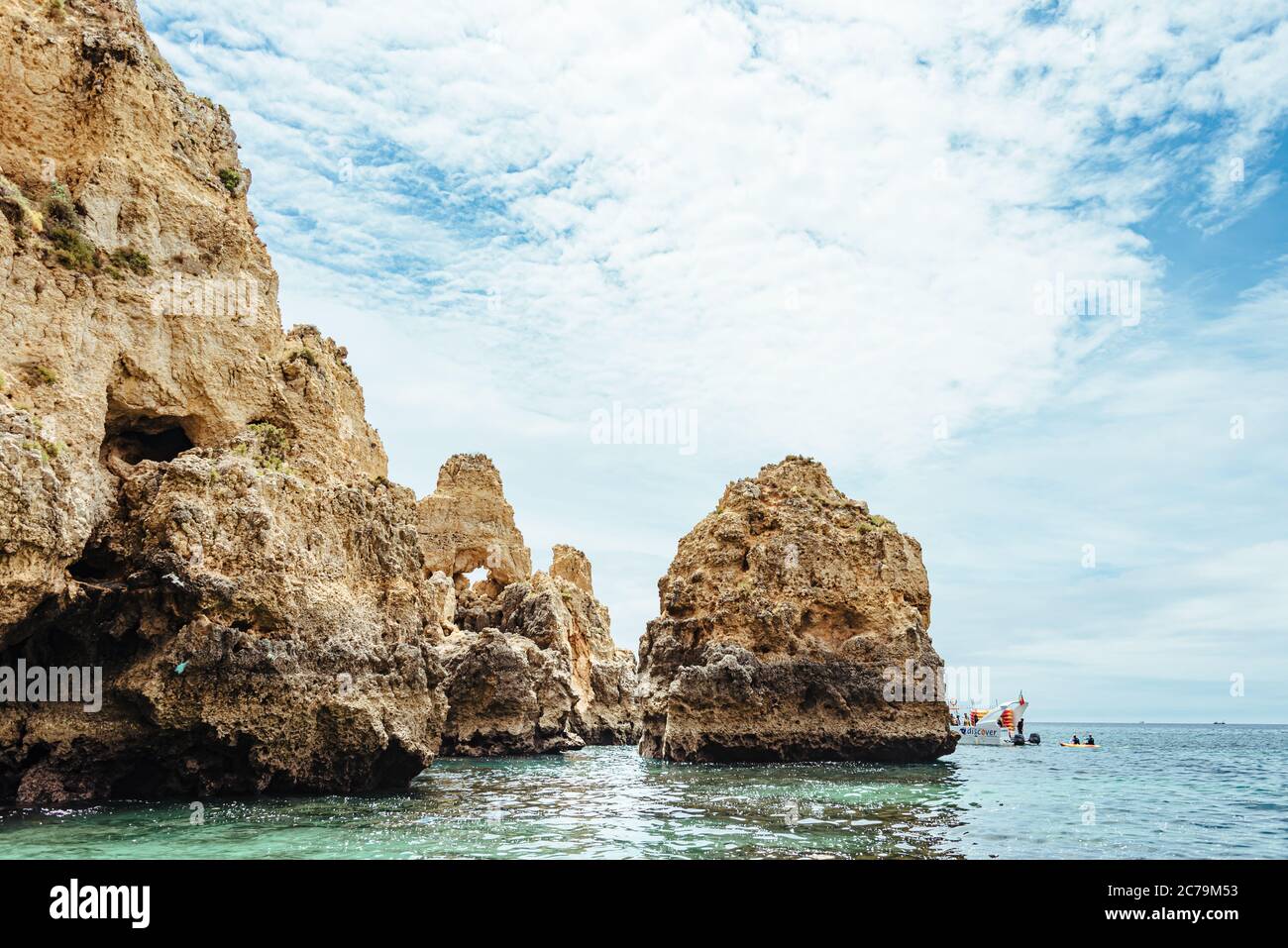 Die Küste von Ponta da Piedade ist eine Ansammlung von Kalksteinformationen, darunter Klippen, Säulen und Grotten, Lagos, Algarve, Portugal Stockfoto