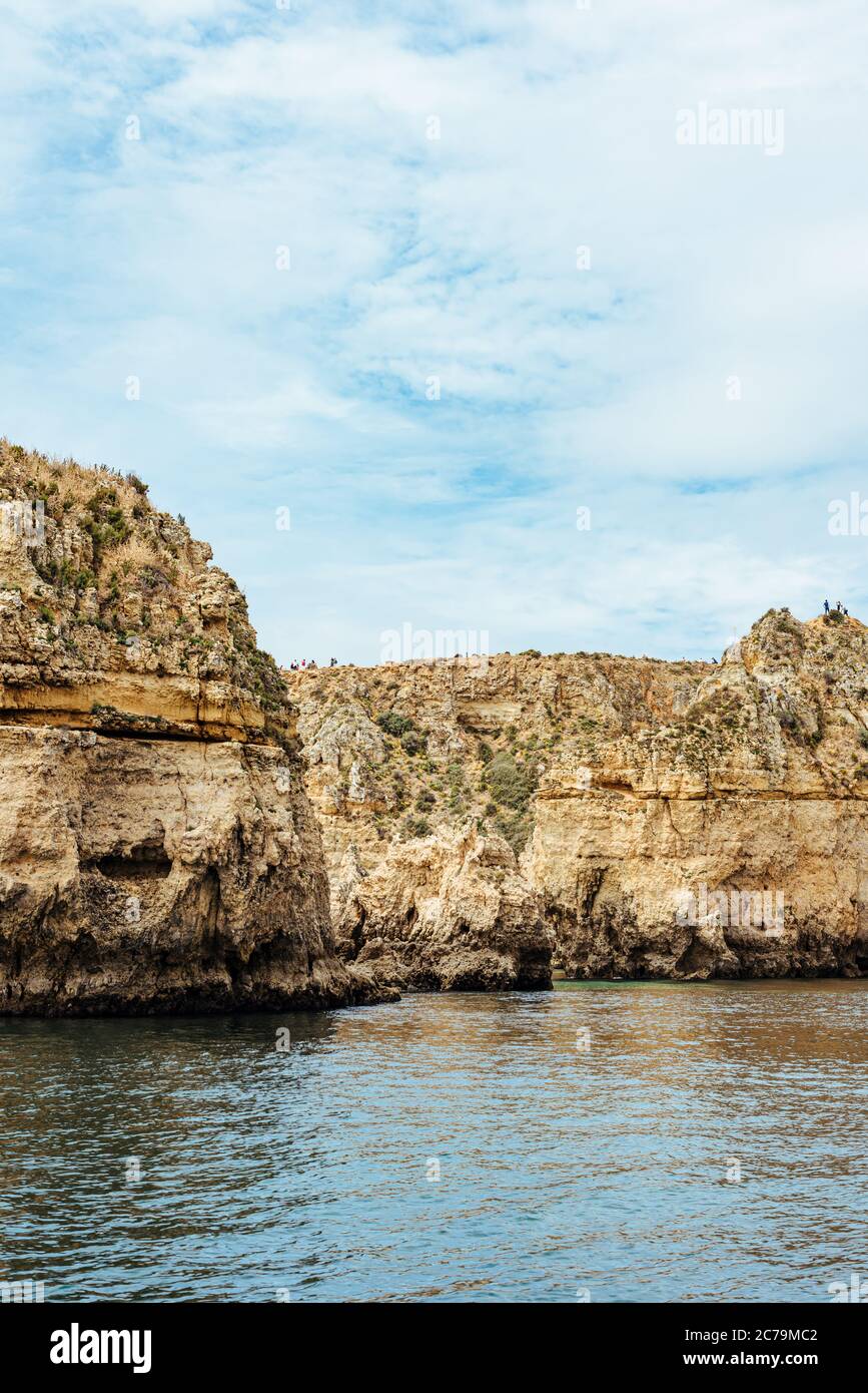 Die Küste von Ponta da Piedade ist eine Ansammlung von Kalksteinformationen, darunter Klippen, Säulen und Grotten, Lagos, Algarve, Portugal Stockfoto