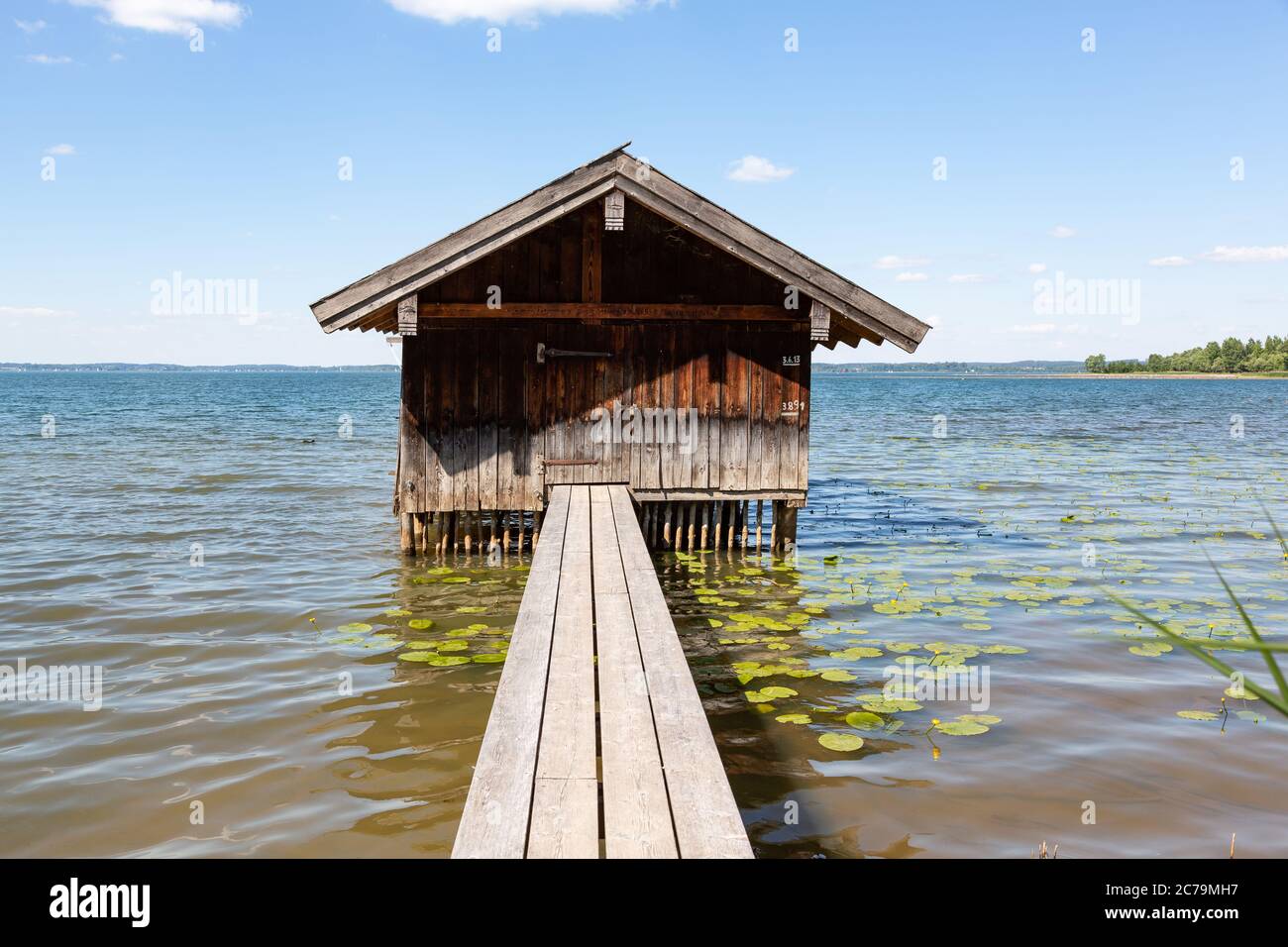 Bootshaus am Chiemsee mit Wasserstandmarkierungen früherer Überschwemmungen Stockfoto