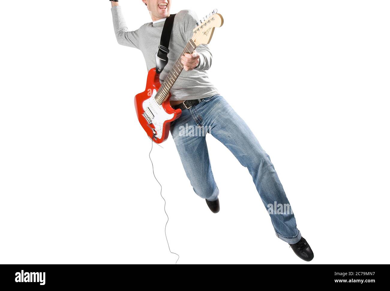 Gitarrist springt in die Luft auf weißem Hintergrund, kein Gesicht Stockfoto