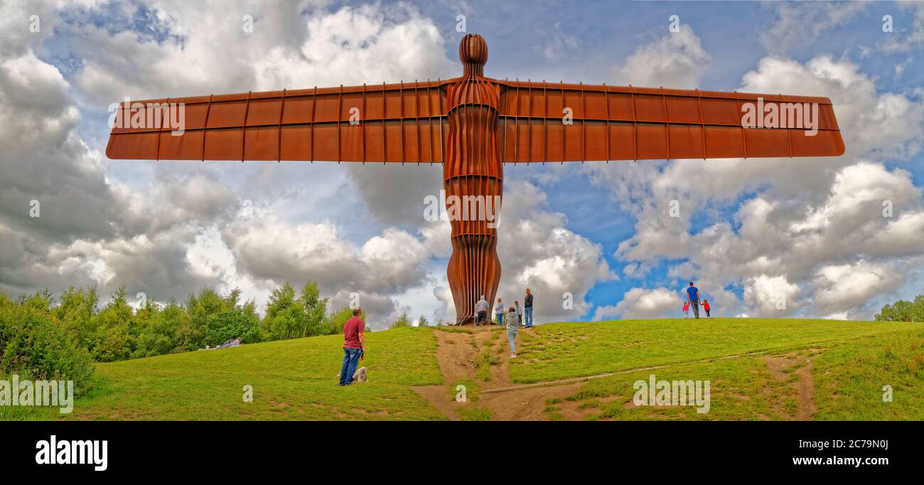 Die Statue des "Engels des Nordens", die Antony Gormley geschaffen hat und in Low Eighton, Gateshead, Tyne & Wear, England, liegt. Stockfoto