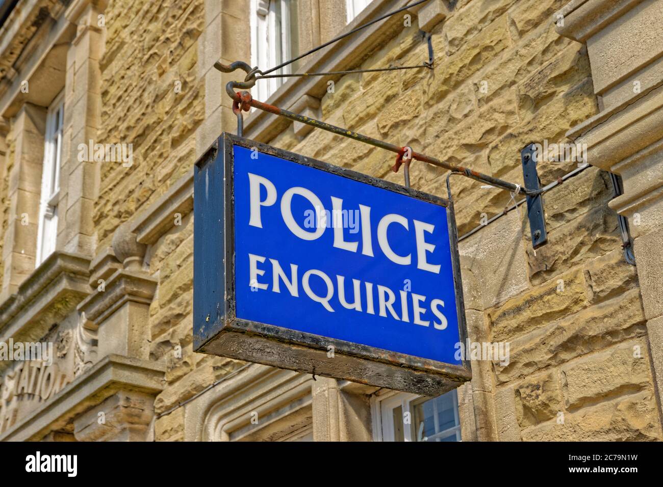 Englische Polizei Anfragen unterschreiben. Stockfoto