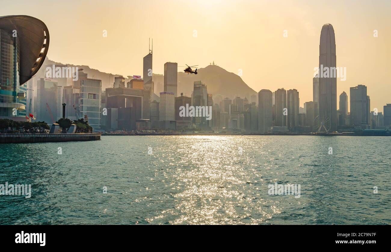 Hongkong, Victoria Harbour, Skyline mit Hubschrauber Stockfoto