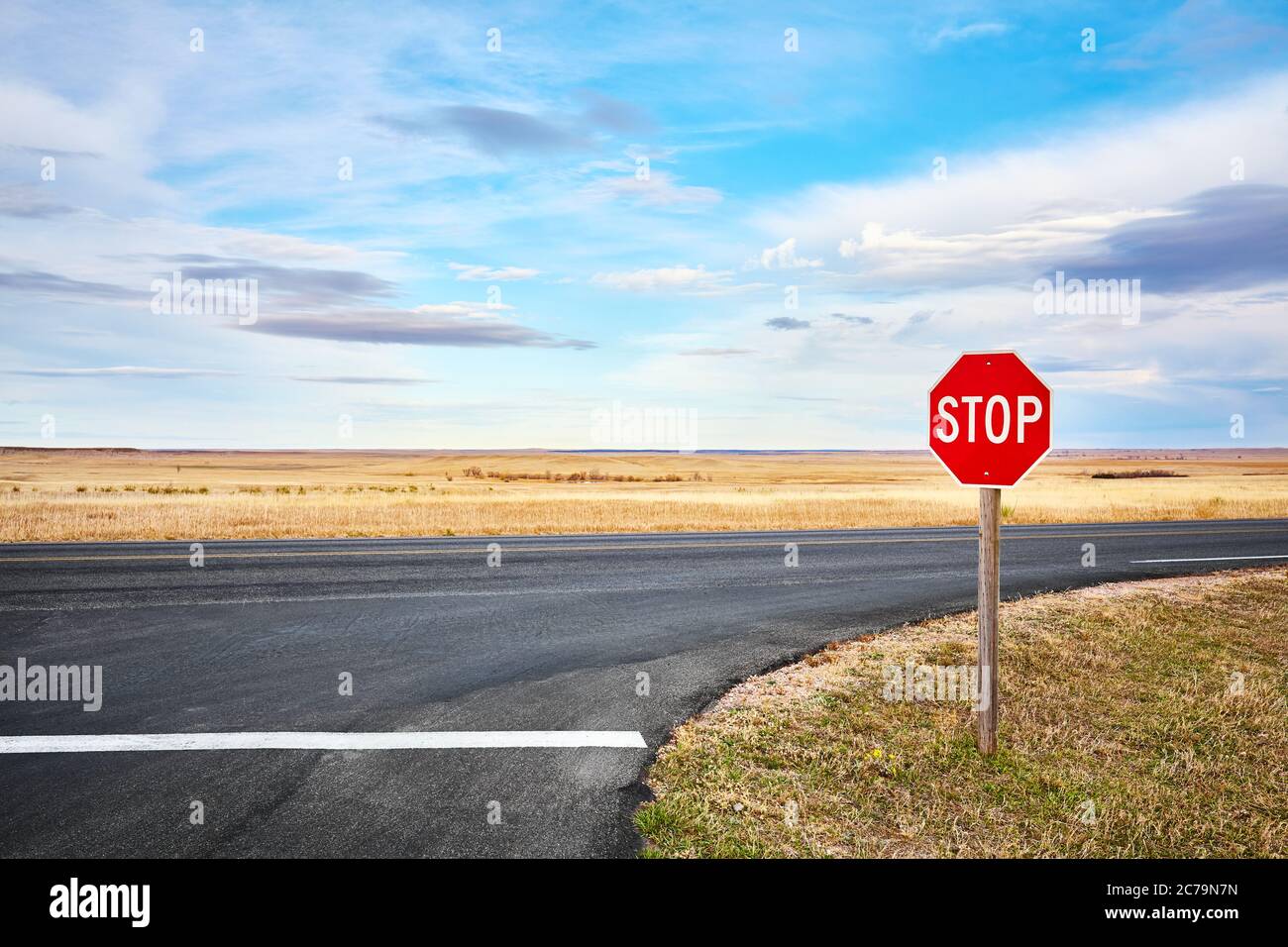 Halten Sie an einer Kreuzung im Badlands National Park, South Dakota, USA, ein Straßenschild an. Stockfoto