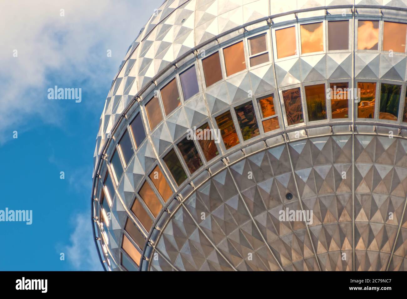 Fernsehturm Berlin gegen den blauen Himmel Stockfoto