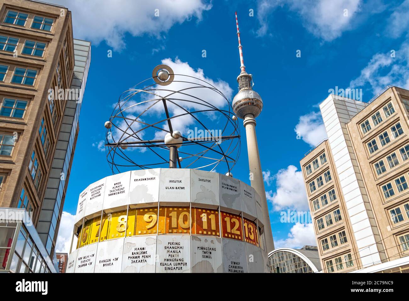 Berlin Alexanderplatz mit Fernsehturm und Weltzeituhr Stockfoto