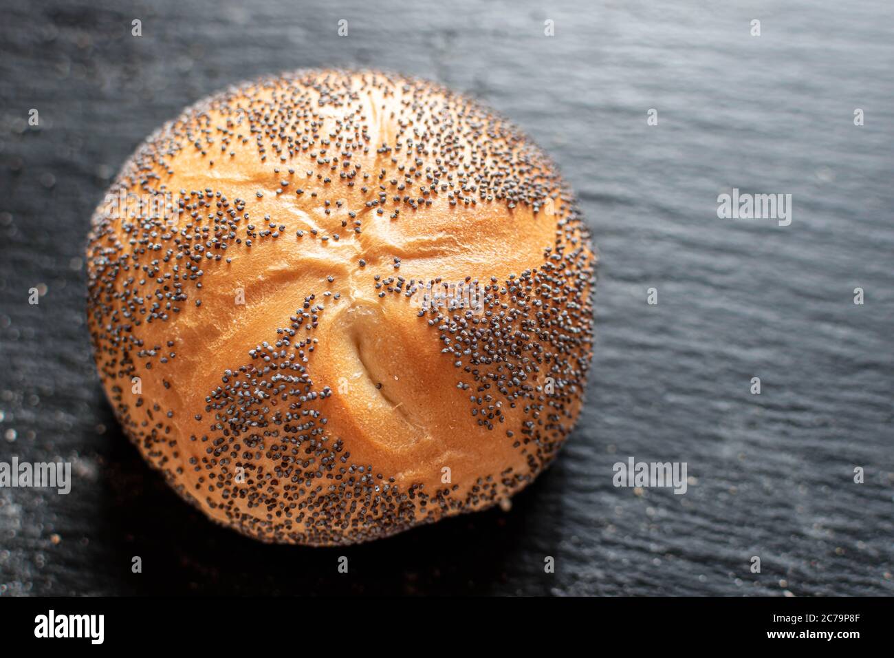 Ein Brötchen mit Mohn Stockfoto