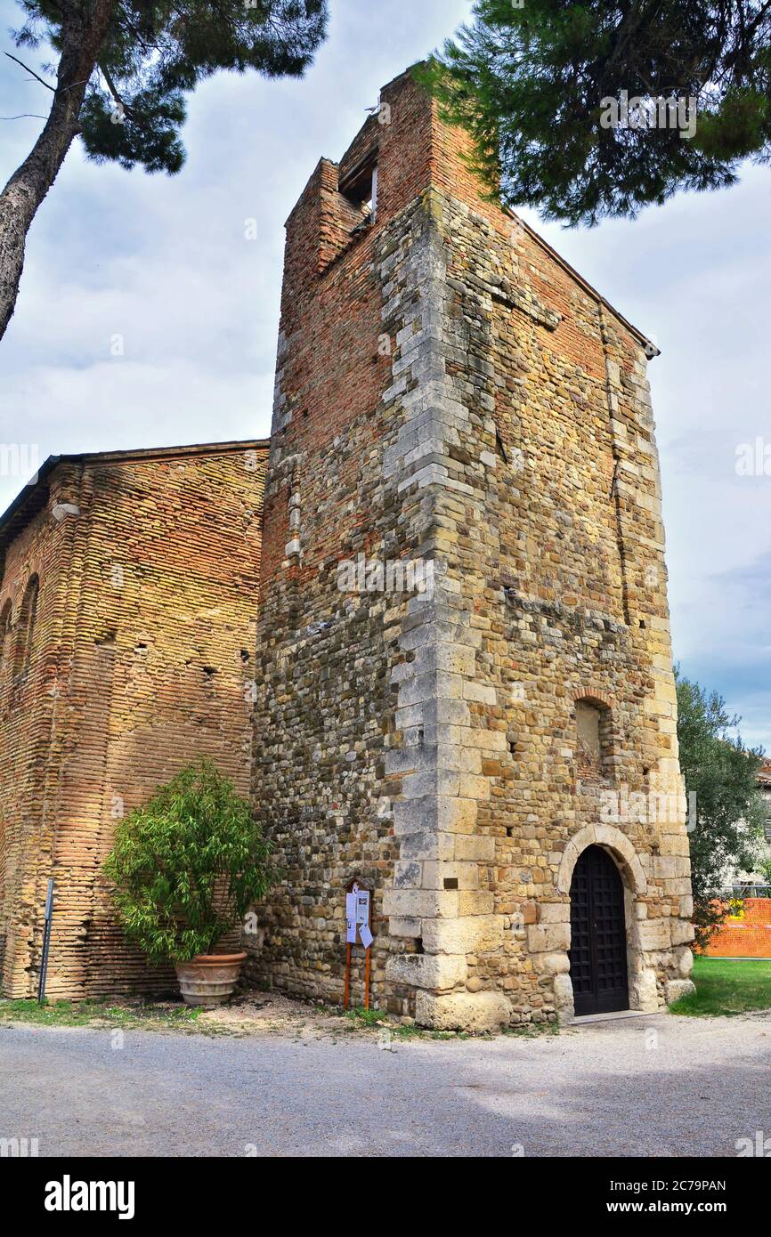 Santarcangelo di Romagna, Ravenna, Emilia-Romagna, Italien. Blick auf die antike romanische Kirche San Michele Arcangelo. Stockfoto