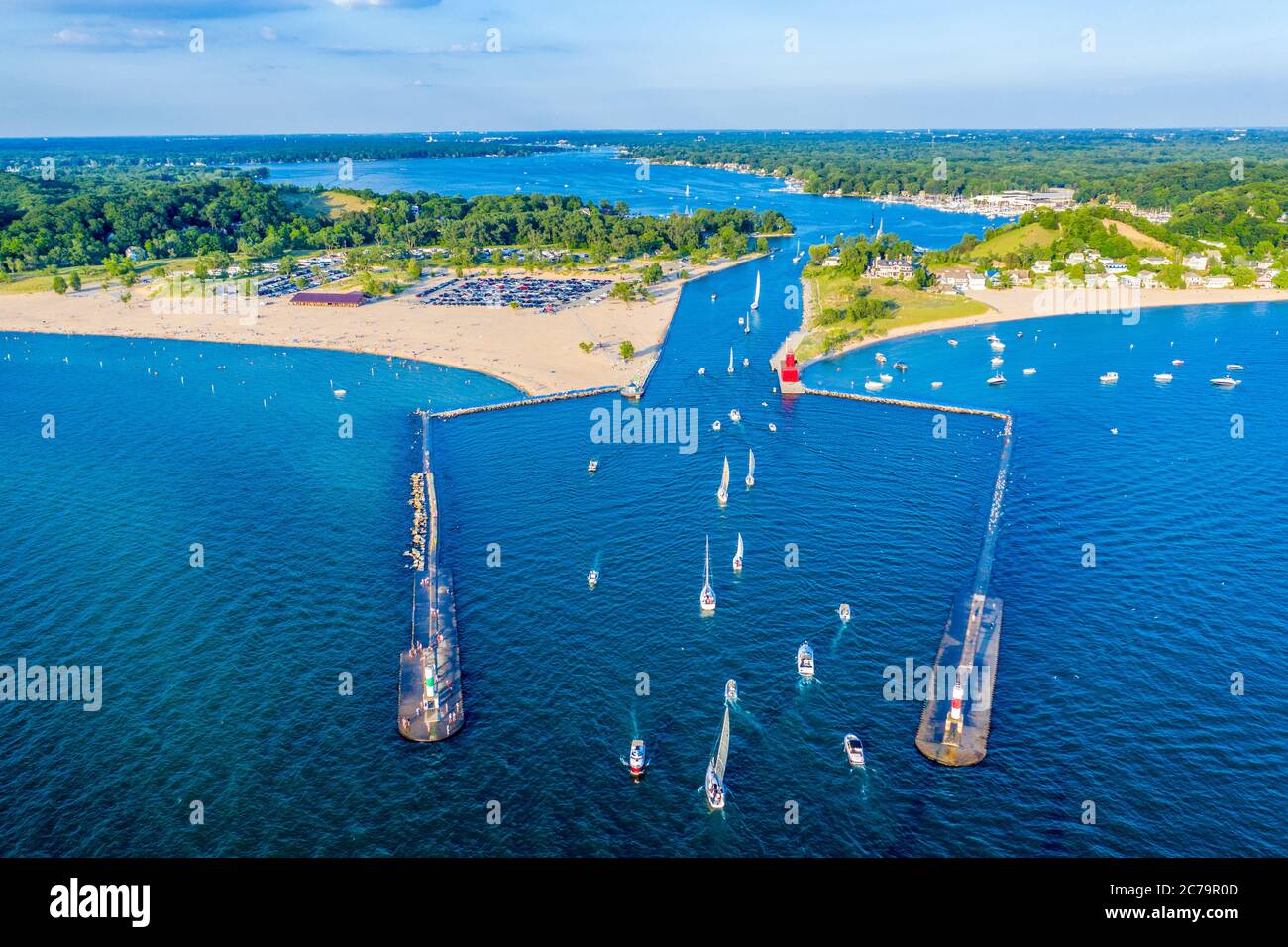 Luftaufnahme des Holland Harbour Lighthouse, Big Red Lighthouse, am Kanal, der Lake Macatawa mit Lake Michigan verbindet; Holland State Park Stockfoto