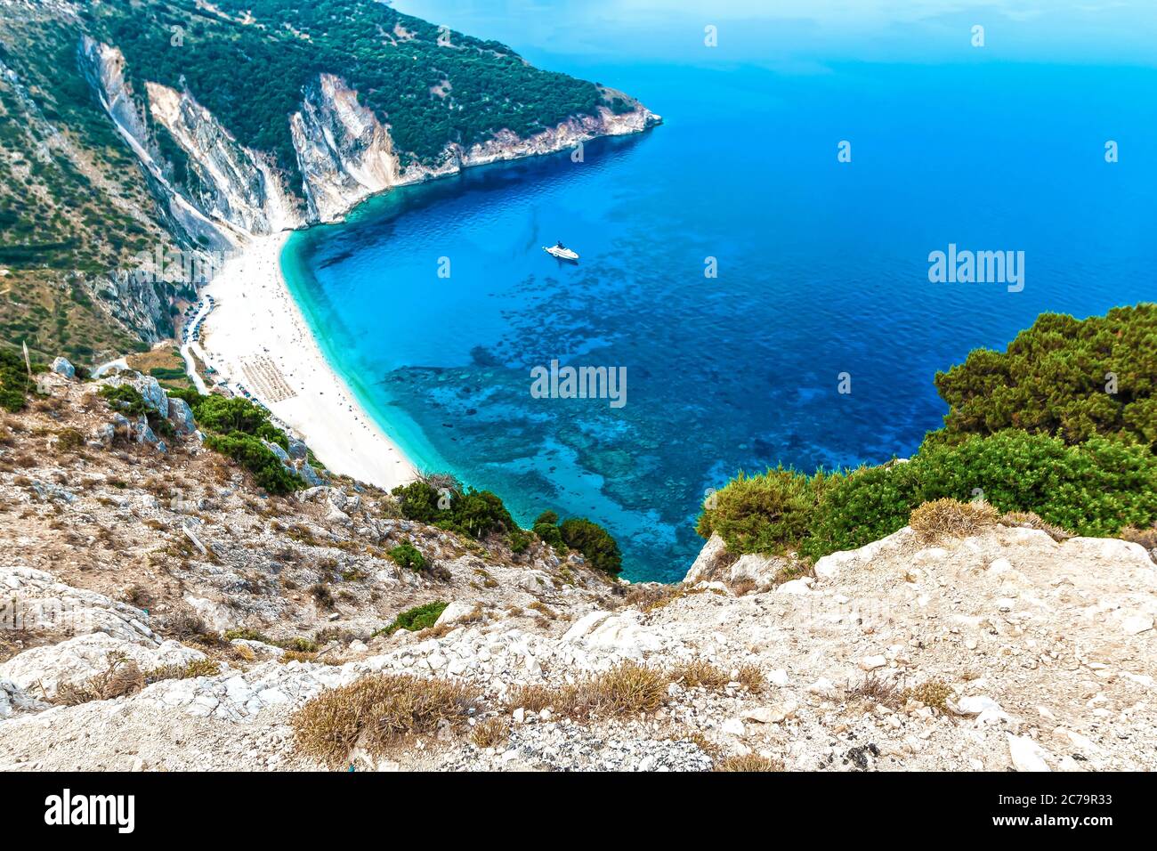 Blick von oben auf den wunderschönen Myrtos Beach Stockfoto