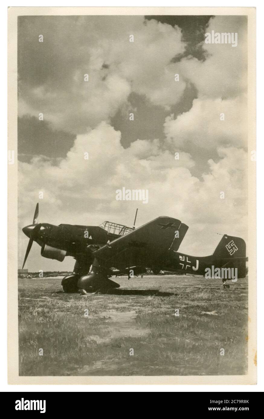 Deutsche historische Fotopostkarte: Tauchbomber Junkers Ju 87, Stuka - eines der Symbole des Blitzkriegs, Luftwaffe, Deutschland, 2. Weltkrieg Stockfoto