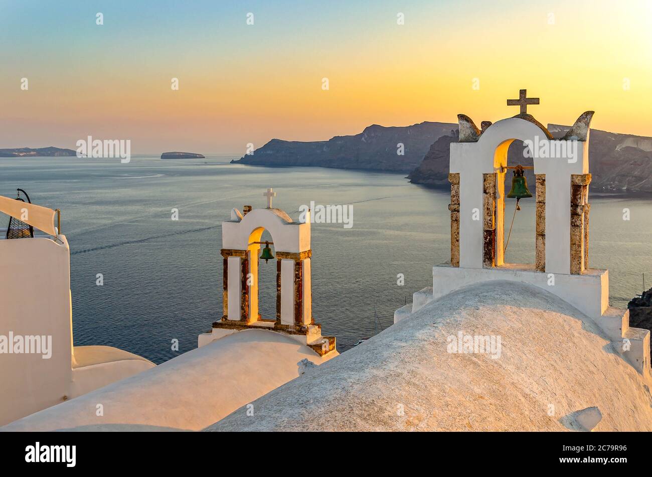 Traditionelle griechische Kirche über dem blauen Meer der ägäis von ​​the Stockfoto