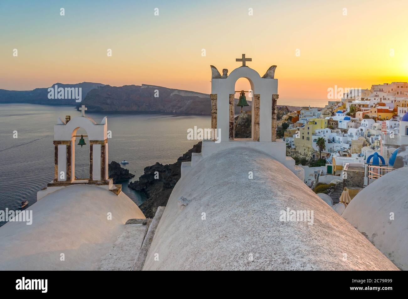 Traditionelle griechische Kirche über dem blauen Meer der ägäis von ​​the Stockfoto