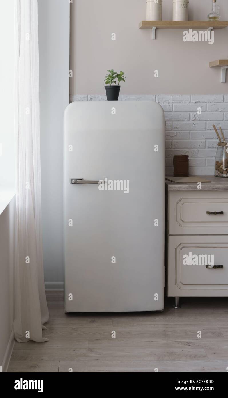 Vintage Retro-Stil weißen Kühlschrank in der Küche Stockfoto