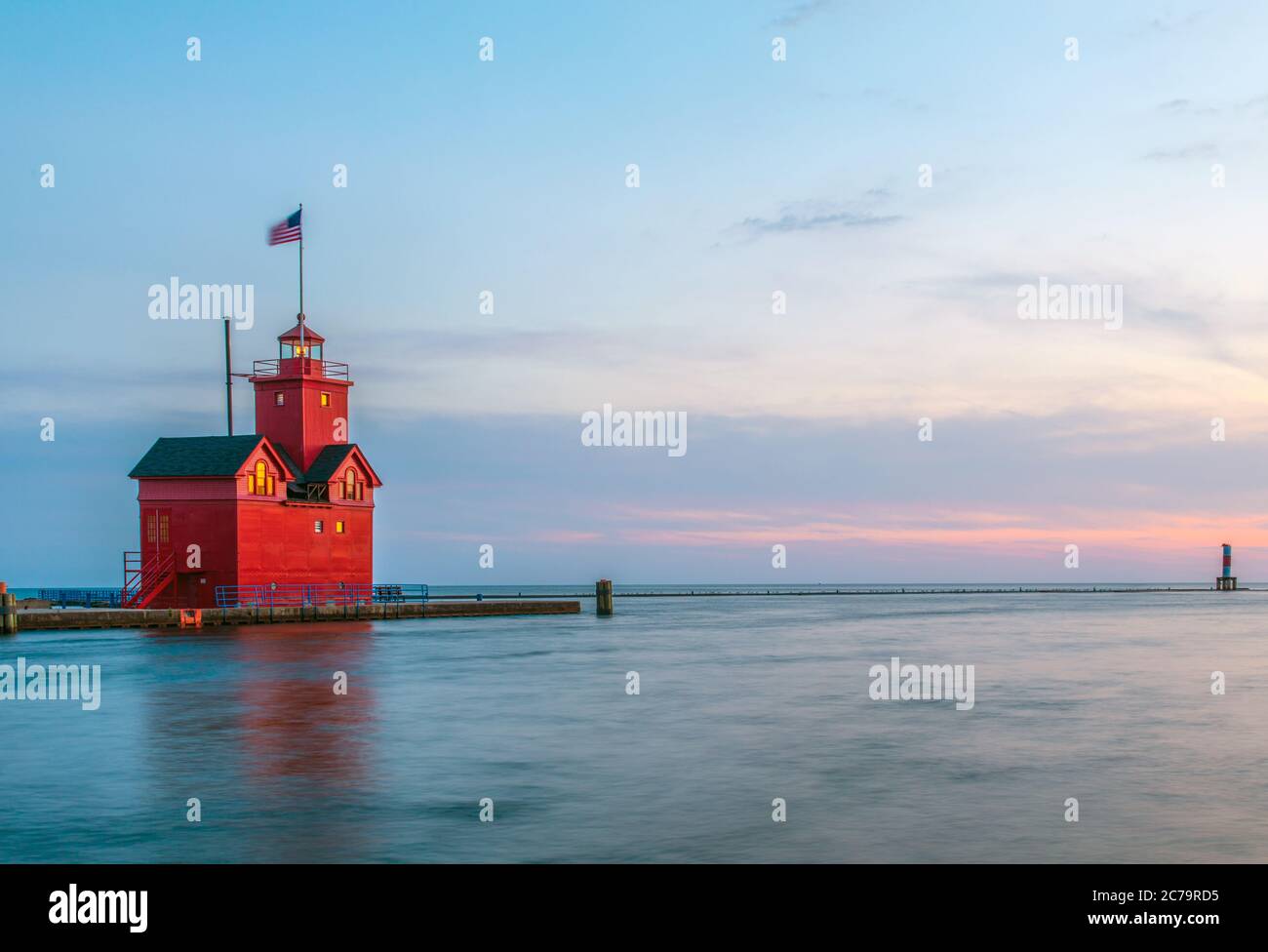 Big Red Lighthouse, Holland, Michigan; Sonnenuntergang über dem Lake Michigan und dem Holland Harbour Light Stockfoto