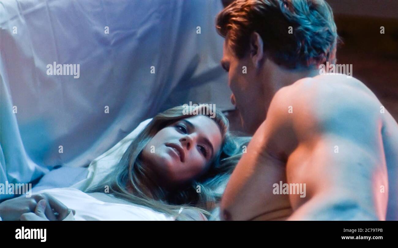 USA. Kelly Preston und Arnold Schwarzenegger in einer Szene aus dem ©Universal Pictures Film: Twins (1988). Handlung: Ein körperlich perfekter, aber unschuldiger Mann geht auf die Suche nach seinem lang verlorenen Zwillingsbruder, der kurz ist, ein Frauenheld und Kleinzeitquäler. Ref.: LMK110-J6654-140720 geliefert von LMKMEDIA. Nur Redaktionelle Verwendung. Landmark Media ist nicht der Urheberrechtsinhaber dieser Film- oder TV-Standbilder, bietet aber nur einen Service für anerkannte Medien. pictures@lmkmedia.com Stockfoto