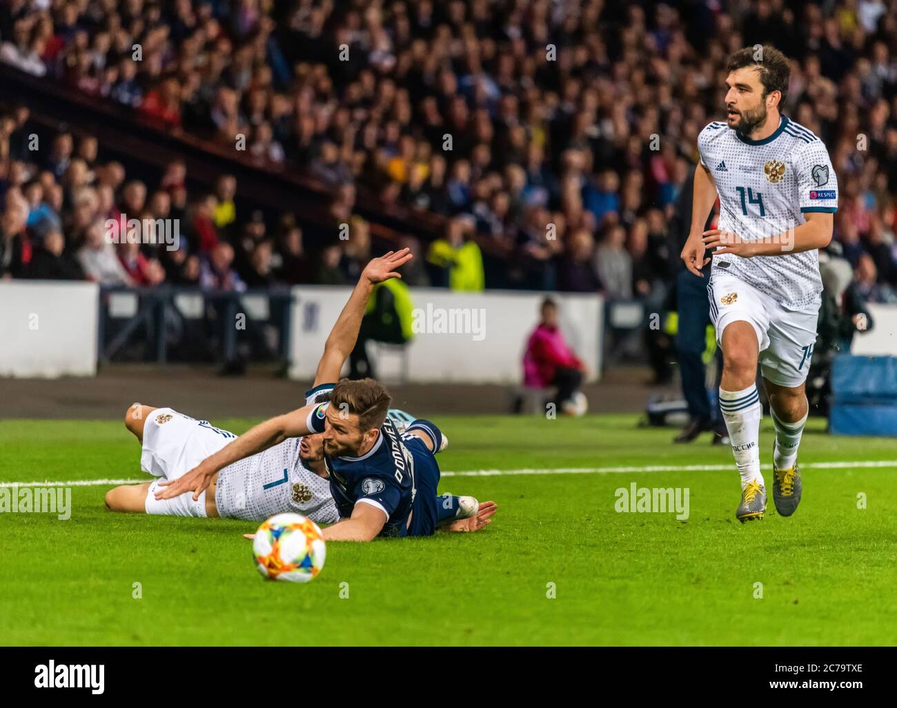 Glasgow, Schottland, Vereinigtes Königreich – 6. September 2019. Die russischen Fußballspieler Magomed Ozdojew und Georgi Dzhikiya und der schottische Spieler Stephen O'Donne Stockfoto