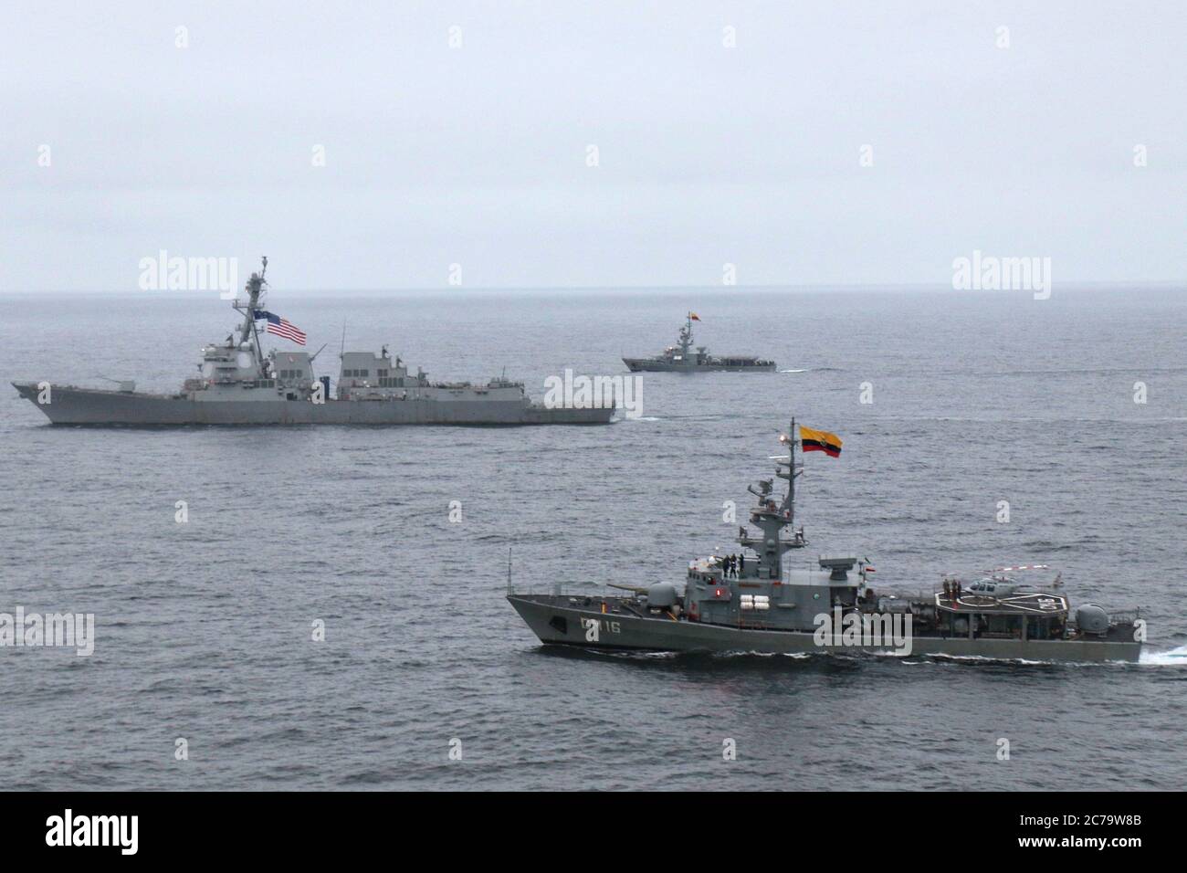 Der US Navy Arleigh Burke-Klasse Lenkraketen-Zerstörer USS Halsey, Mitte, dampft neben den ecuadorianischen Navy Korvetten BAE Manabi und BAE Lojo während gemeinsamer Übungen 11. Juli 2020 im Pazifik. Stockfoto