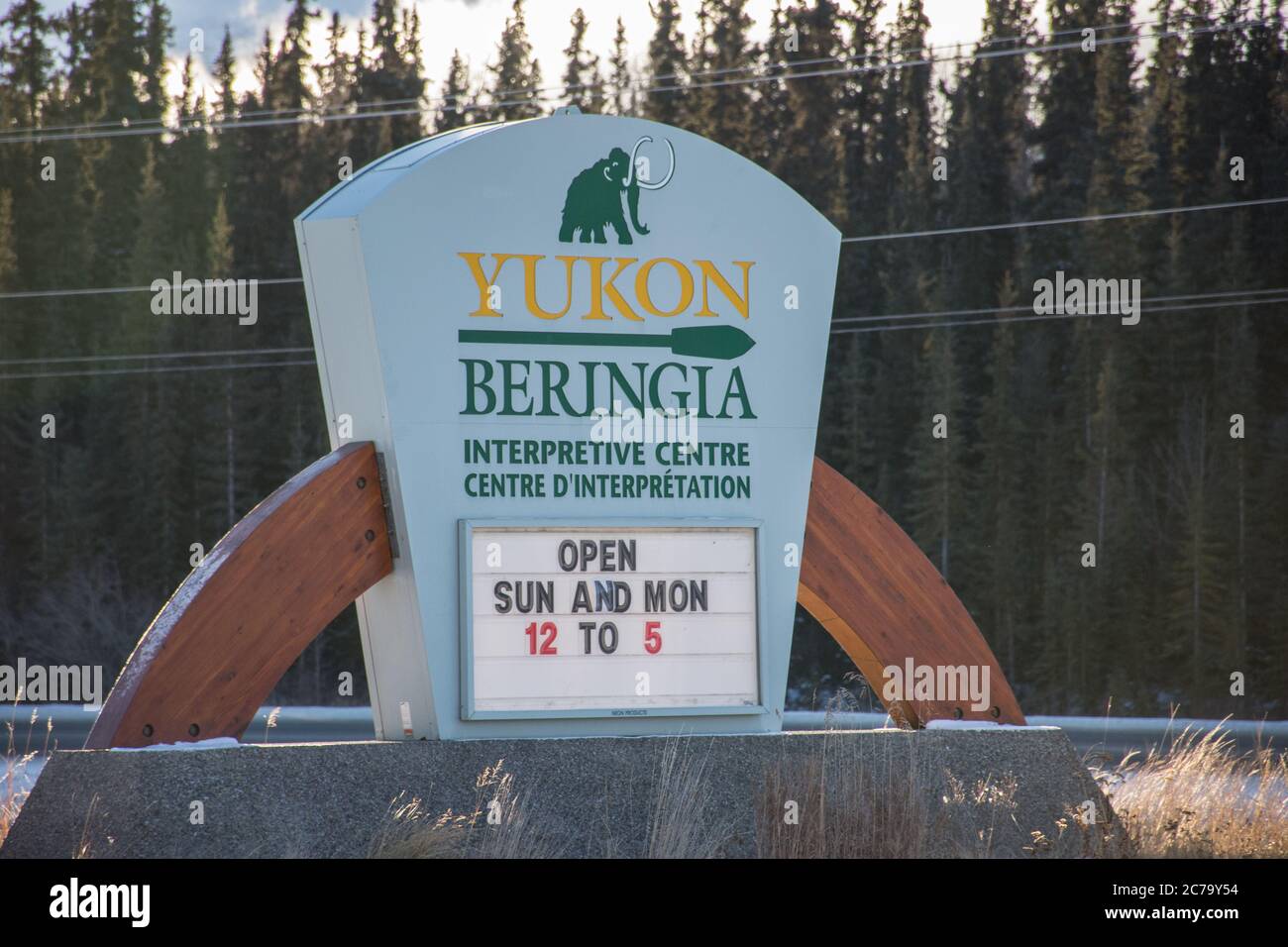Whitehorse, YK, Kanada - 28. November 2016: Yukon Beringia Interpretive Centre Sign Stockfoto