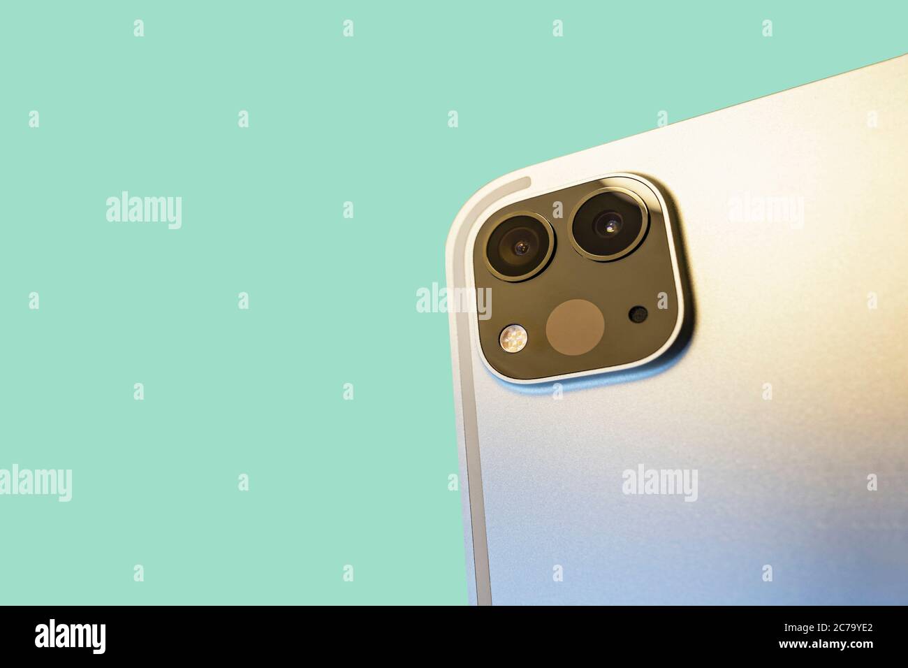 Kamera mit Lidar-Scanner und Weitwinkelkamera auf dem modernen silbernen  Tablet, grüne Oberfläche im Hintergrund Stockfotografie - Alamy