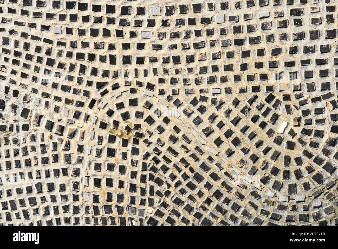 Alte abstrakte schwarz-weiße Mosaikmuster auf weißem Hintergrund. Abstrakte Mosaik farbige Keramiksteine Stockfoto