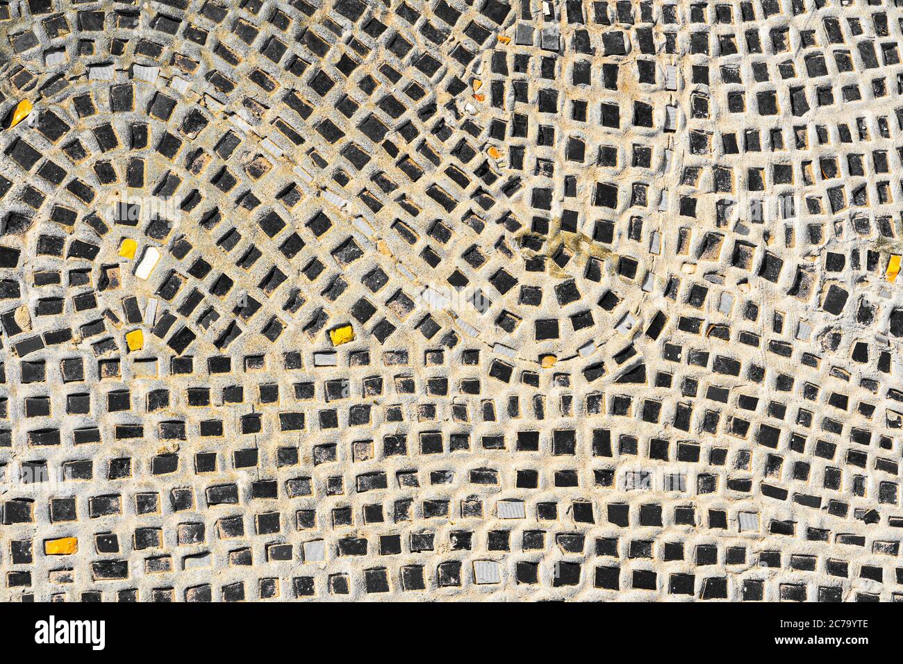 Abstraktes schwarz-gelbes Mosaikmuster auf weißem Hintergrund. Abstrakte Mosaik farbige Keramiksteine Stockfoto