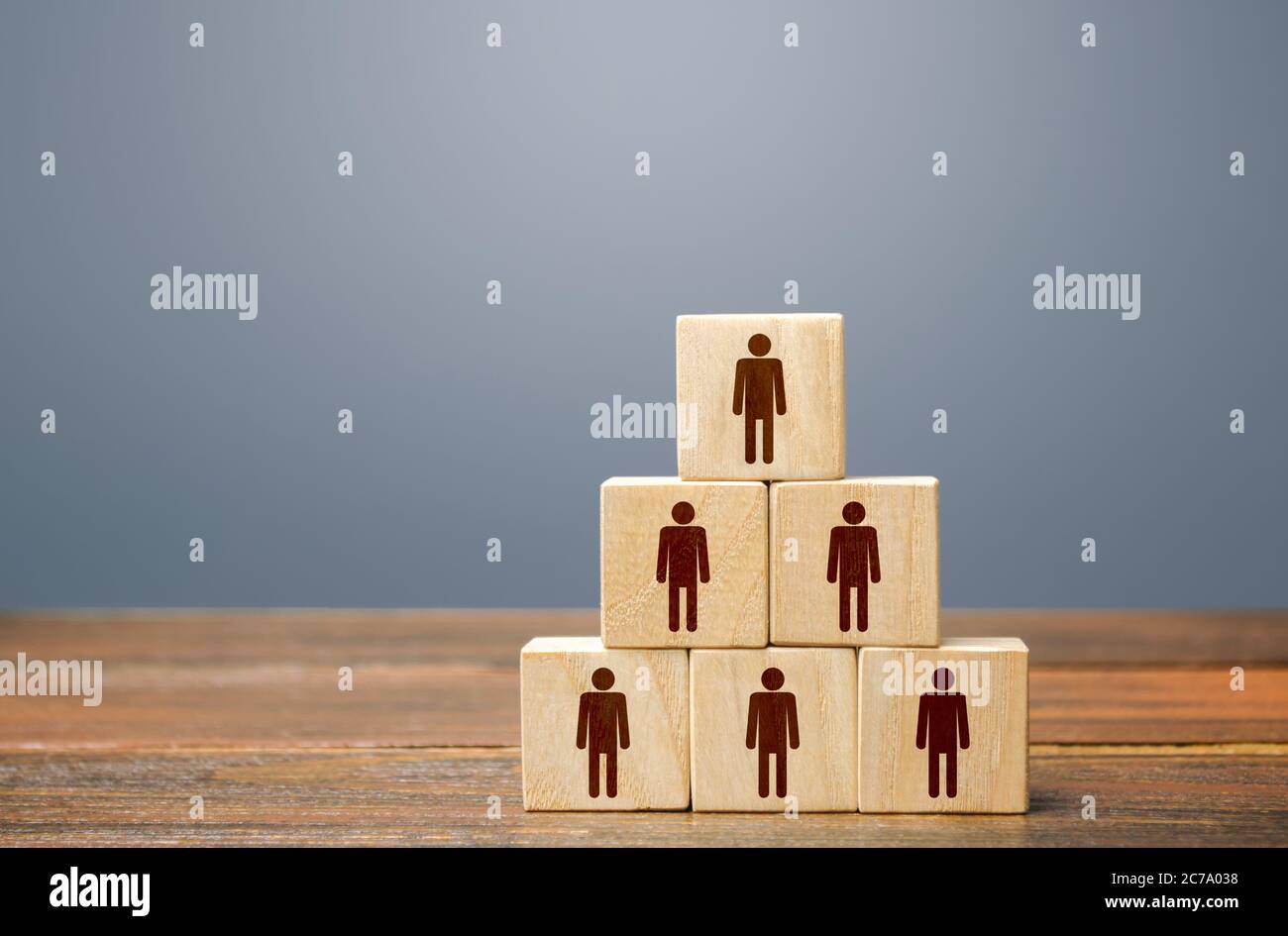 Blöcke Pyramide mit Menschen. Gemeinsame Anstrengungen zur Erreichung des Ziels. Teamarbeit, Zusammenarbeit und Zusammenarbeit. Teambildung, Unternehmen hierarchische Macht vertikal Stockfoto