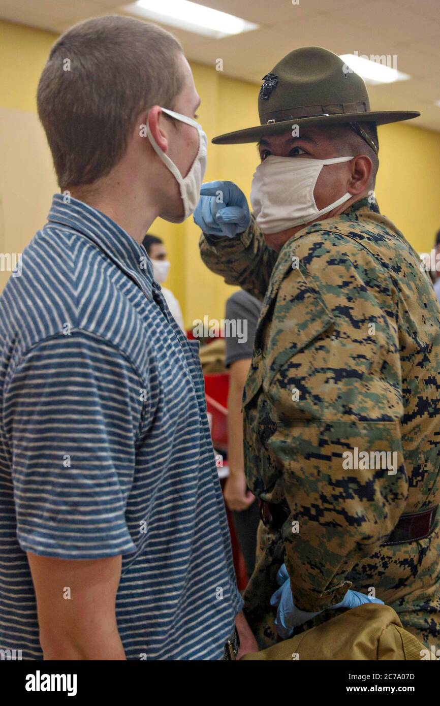 US Marine Corps SSgt. Ricardo Lomeli, rechts, korrigiert einen neuen Rekruten bei Fox Company, 2. Rekrut Training Bataillon während des Empfangs am Marine Corps Recruit Depot 14. Juli 2020 in San Diego, Kalifornien. Stockfoto