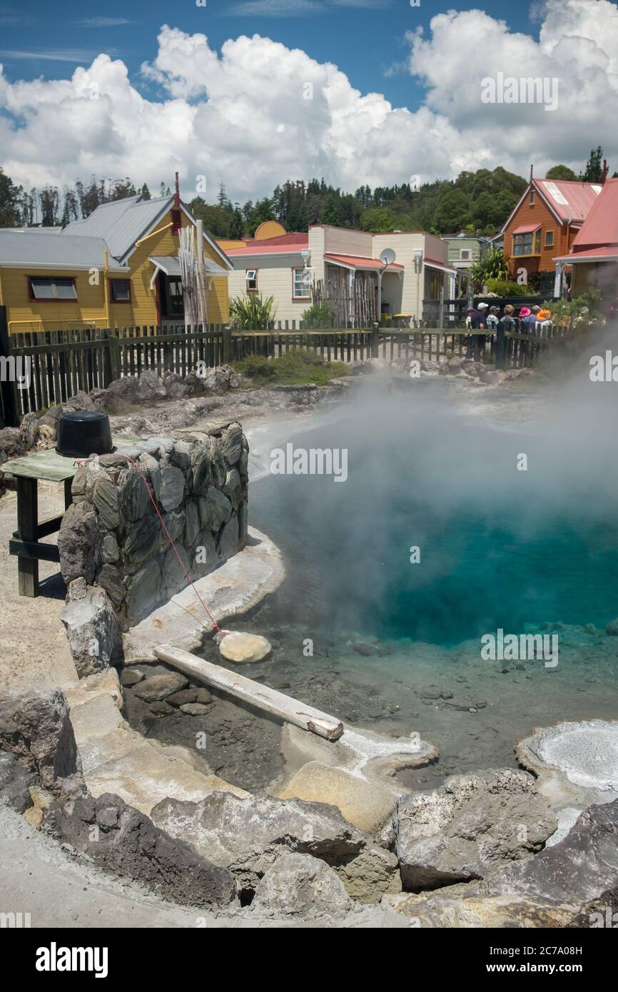 Natürliches Thermalbad und Touristen in Whakarewarewa, bekannt als das lebende Maori Dorf Stockfoto