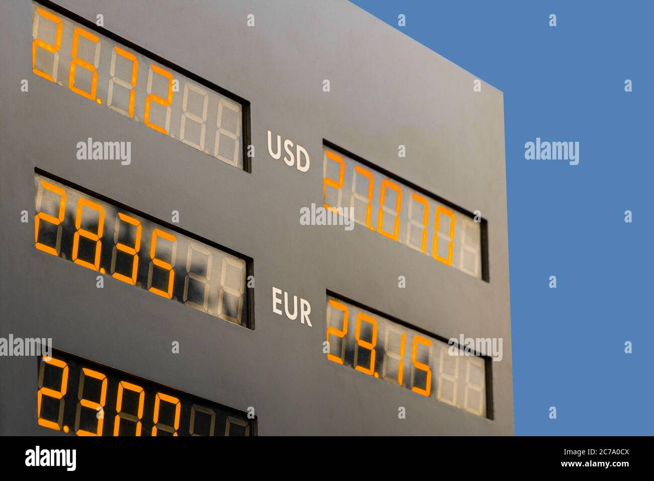 Währungsaustauscher, Wechselkurse auf dem Anzeiger. Kurs der Fremdwährungen auf der LED-Anzeigetafel, Nahaufnahme Stockfoto