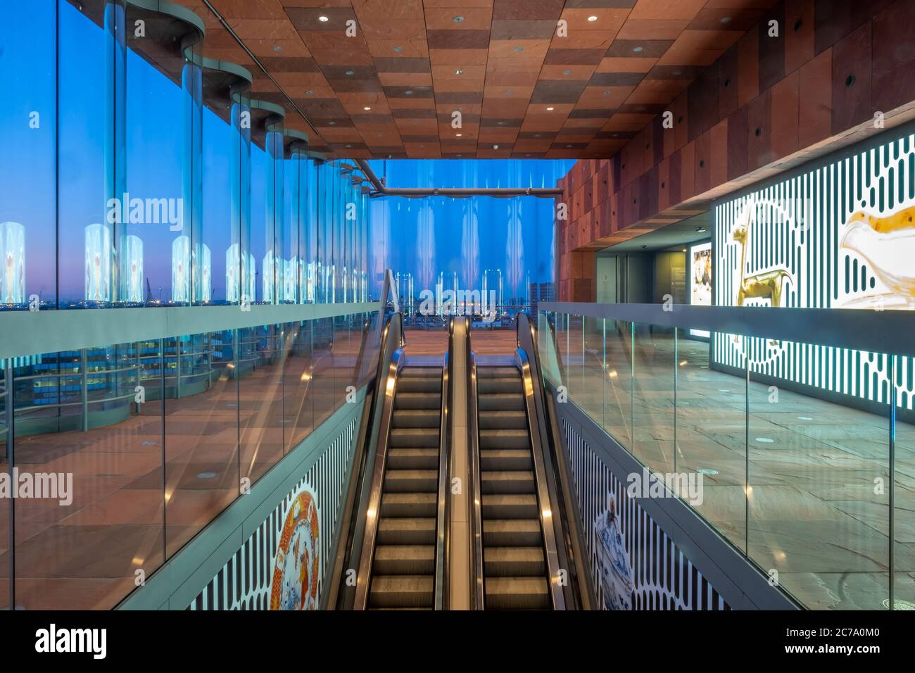 Blick vom Inneren des modernen MAS-Museums im Zentrum von Antwerpen. Stockfoto