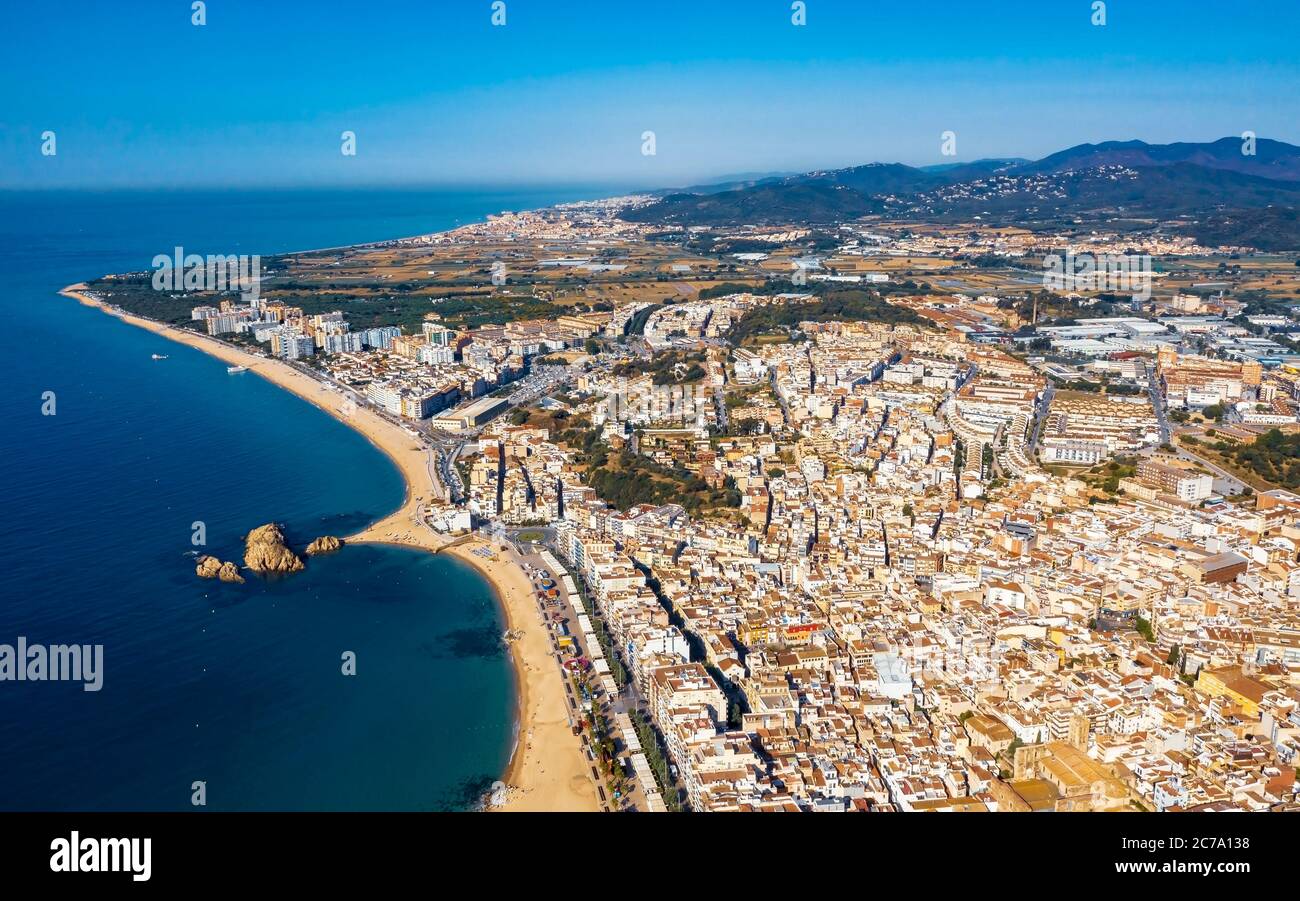 Drohnenluftpanorama der Meeresbucht von Blanes Spanien an der Costa Brava Stockfoto