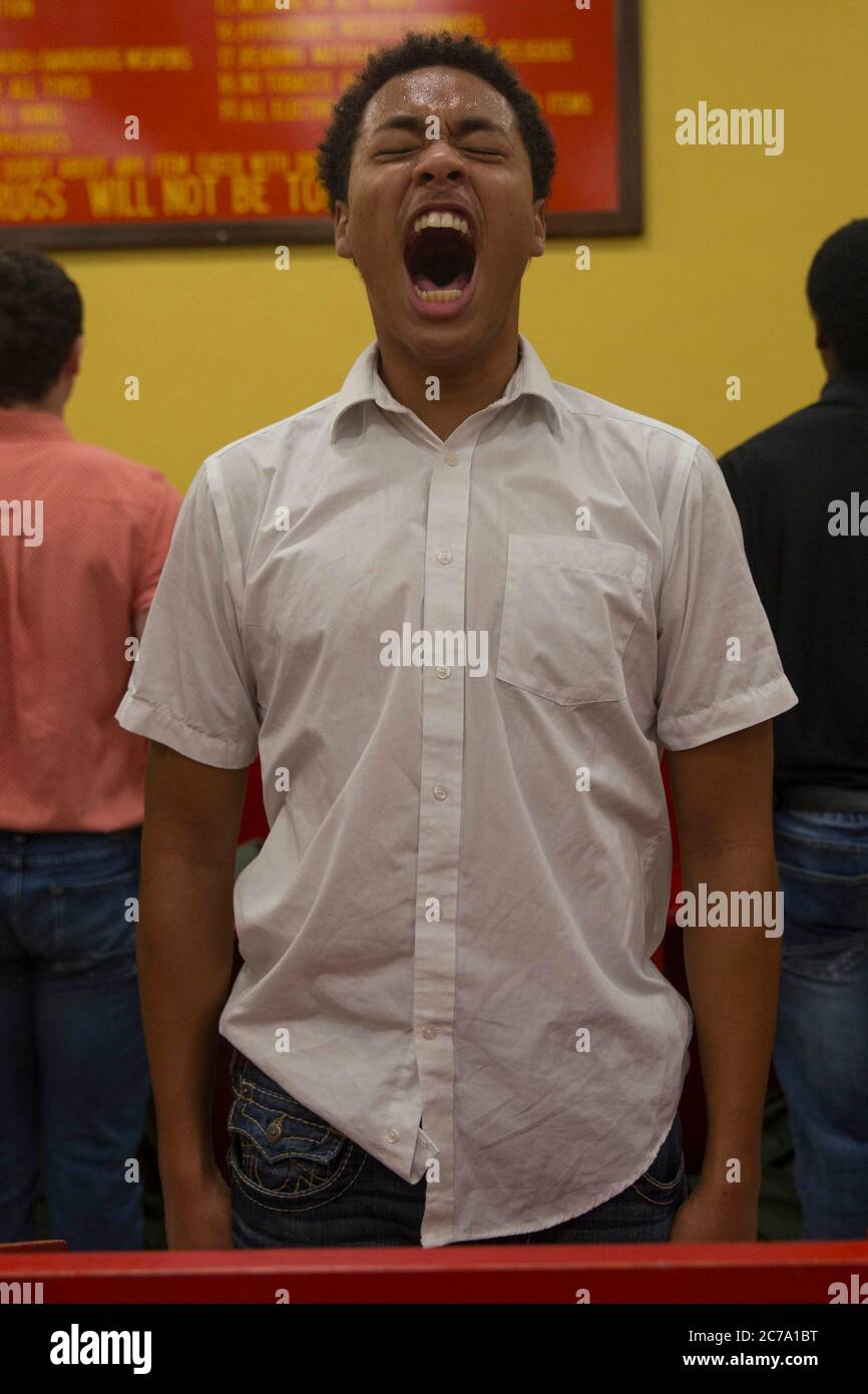 Ein neuer Rekrut bei Charlie Company, 1. Rekrut Training Bataillon, reagiert auf Aufträge, während er einen Banngutbrief erhält, während er am 7. Juli 2020 in San Diego, Kalifornien, am Marine Corps Recruit Depot empfangen wird. Stockfoto