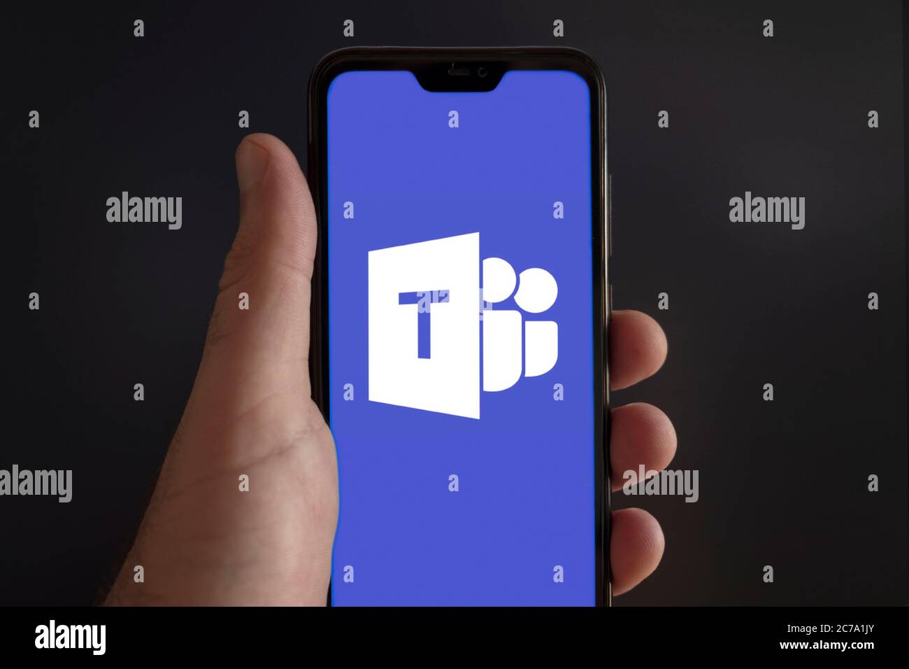 Nahaufnahme eines Smartphone-Bildschirms Microsoft Teams Videokonferenz App-Logo auf schwarzem Hintergrund Stockfoto
