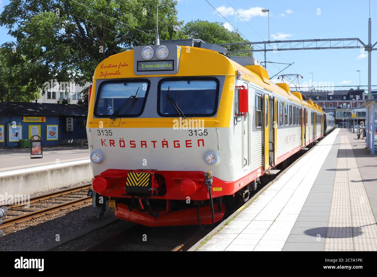 Kalmar, Schweden - 7. Juli 2020: Vorderansicht des Regionalzugdienstes Krosatagen mit einem Mehrzuggerät der Baureihe X11 der 80er Jahre Stockfoto