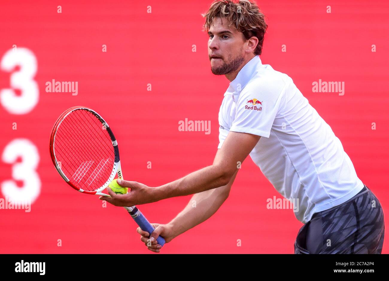 Berlin, Deutschland. Juli 2020. Tennis: Einladungsturnier 'bett1aces' für Damen und Herren im Steffi Graf Stadion. Männer, Singles, Finale, Berrettini (Italien) - Thiem (Österreich). Dominic Thiem konzentriert sich vor einer Serve. Quelle: Andreas Gora/dpa/Alamy Live News Stockfoto