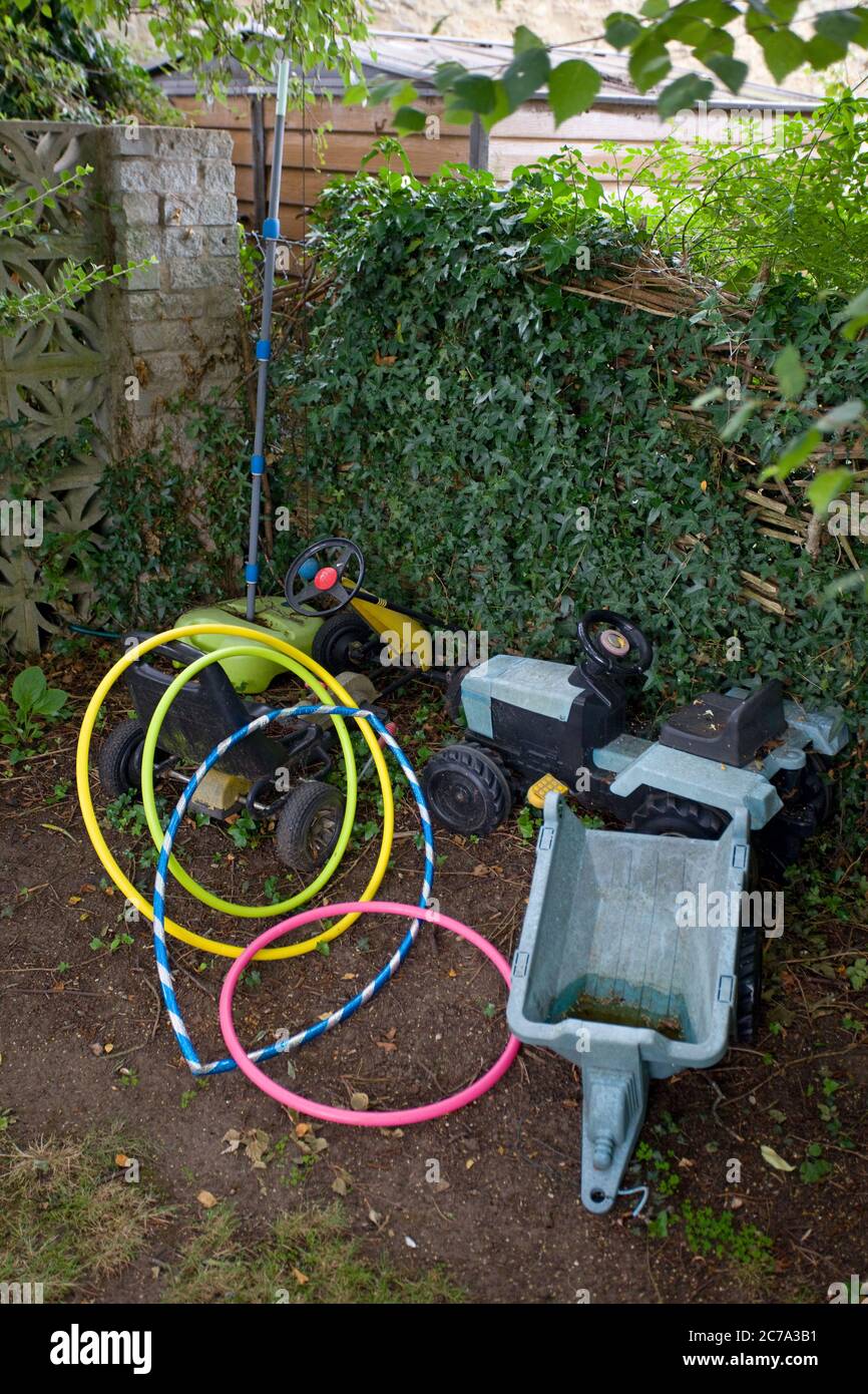 Weggeworfenes Spielzeug im Garten Stockfoto