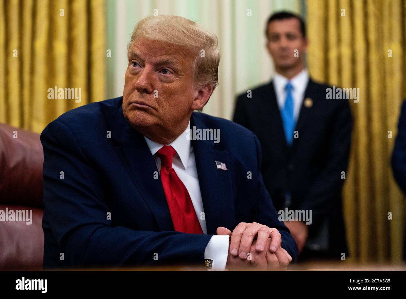 US-Präsident Donald J. Trump spricht Reporter im Oval Office des Weißen Hauses an, nachdem er eine Unterweisung von der Strafverfolgungsbehörde zum Thema „Keeping American Communities Safe: The Takedown of Key MS-13 Criminal Leaders“ am 15. Juli 2020 in Washington DC erhalten hatte.Quelle: Anna Moneymaker/Pool via CNP /MediaPunch Stockfoto