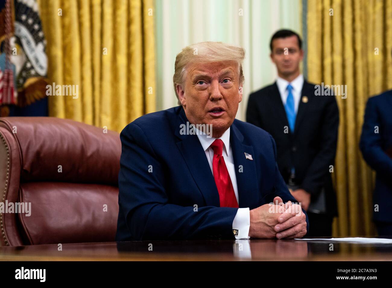 US-Präsident Donald J. Trump spricht Reporter im Oval Office des Weißen Hauses an, nachdem er eine Unterweisung von der Strafverfolgungsbehörde zum Thema „Keeping American Communities Safe: The Takedown of Key MS-13 Criminal Leaders“ am 15. Juli 2020 in Washington DC erhalten hatte.Quelle: Anna Moneymaker/Pool via CNP /MediaPunch Stockfoto