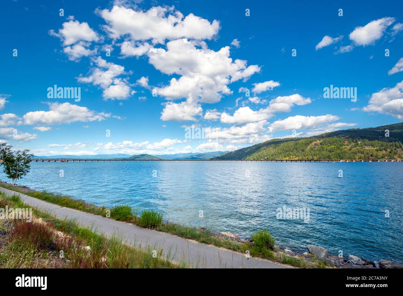 Blick auf den Lake Pend Oreille und die Berge von Sandpoint North Idaho, USA, von der Sandpoint Bay Long Bridge an einem schönen Sommernachmittag Stockfoto