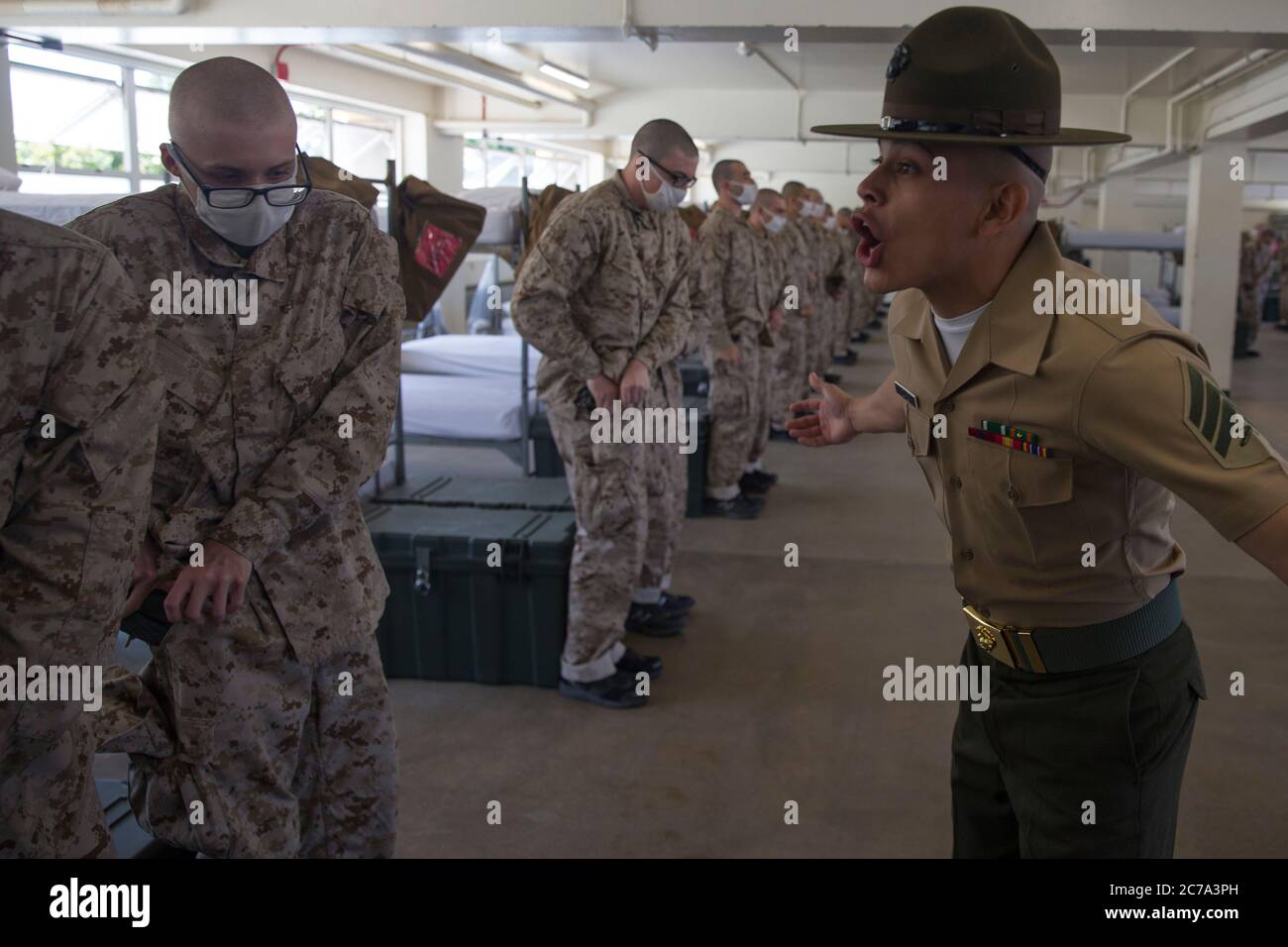 Ein US-Marine-Bohrlehrer ruft Anweisungen an, um bei Alpha Company, 1. Rekrutierungs-Ausbildungsbataillon, während der Ausbildung am Marine Corps Recruit Depot am 19. Juni 2020 in San Diego, Kalifornien, Rekruten zu beaufgeben. Stockfoto