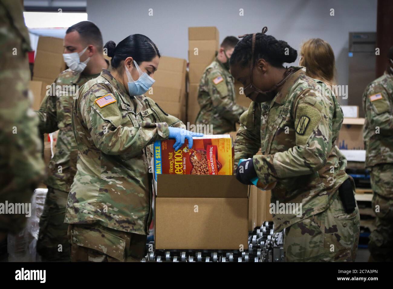 Soldaten der Nationalgarde von North Carolina laden Lebensmittelkartons, um Familien als Reaktion auf COVID-19, eine Coronavirus-Pandemie, beim Interfaith Food Shuttle am 10. Juni 2020 in Durham, North Carolina, zu helfen. Stockfoto