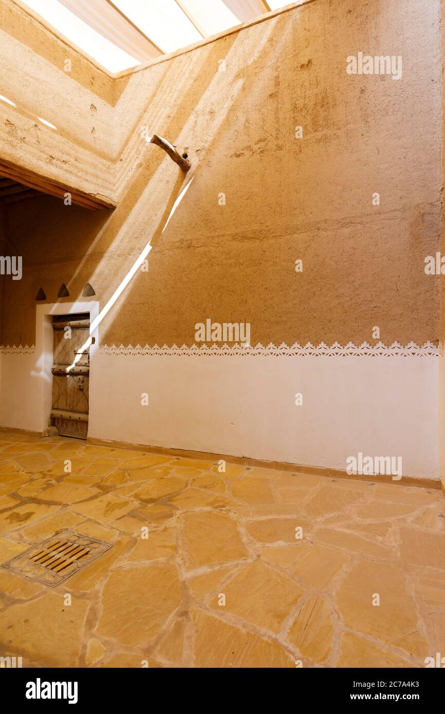 Riad, Saudi-Arabien, Februar 15 2020: Historischer Raum innerhalb der alten Al Masmak Fort in der Innenstadt von Riad, Königreich Saudi-Arabien Stockfoto