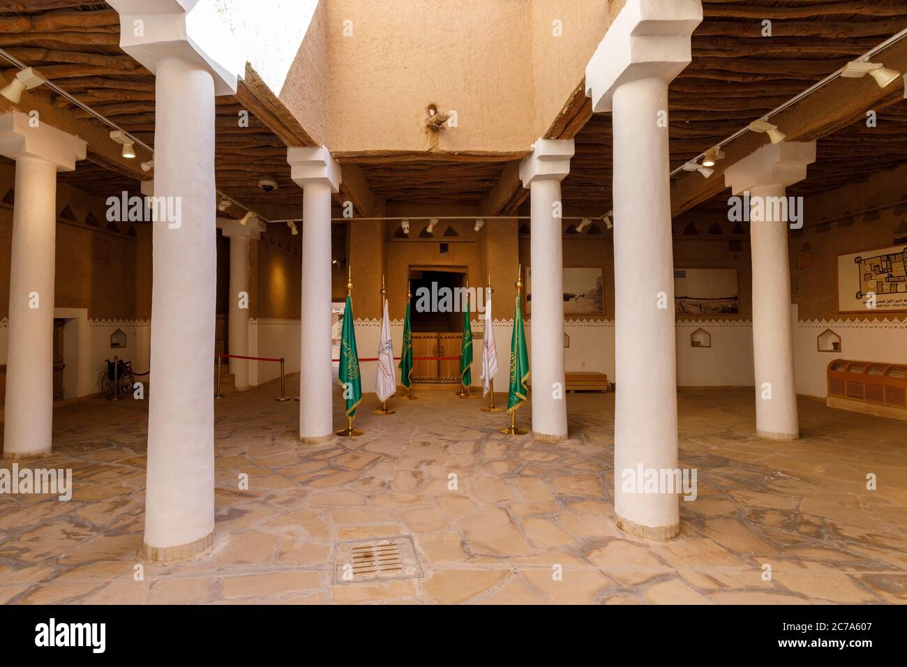 Riad, Saudi-Arabien, Februar 15 2020: Historischer Raum innerhalb der alten Al Masmak Fort in der Innenstadt von Riad, Königreich Saudi-Arabien Stockfoto