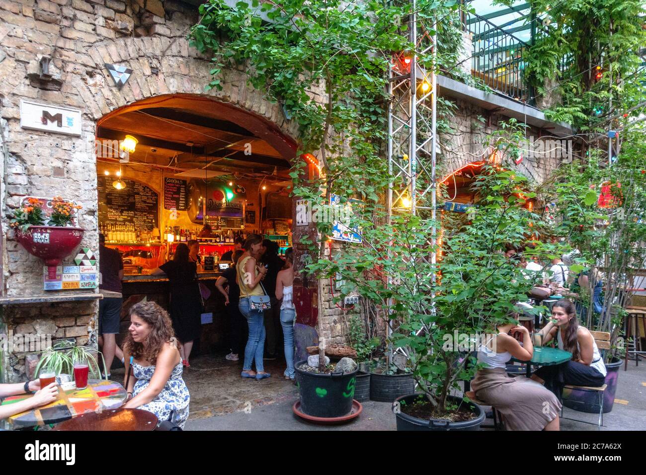 Der Garten hinter dem Hotel befindet sich im Pub Szimplakert Ruine in Budapest Stockfoto